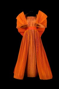 Copia di 3-Abito scultura taffetas plissé toni arancio-Foto Claudia Primangeli