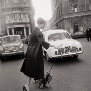 7 febbraio 1960. Audrey all'uscita dell'Hotel Hassler