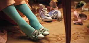 La famosa scena con le Converse azzurre