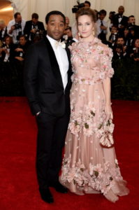Chiwetel Ejiofor e Sari Mercer courtesy Dolce&Gabbana