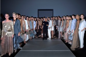 Giorgio Armani con le modelle