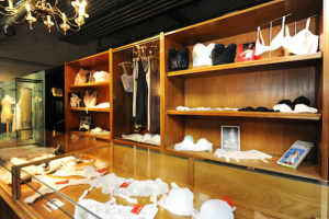 “Dessous – 150 Jahre Kulturgeschichte der Unterwäsche - Allestimento mostra