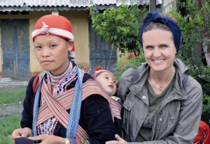 Marina Spadafora con una donna Red Hmong