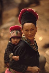 Laos Madre con bambino ph W.E. Garrett 1974