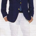 Blazer blu due bottoni con jeans bianco - ph Enzo Ranieri