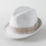 Roland Garros, in pique bianco, con cinta in cannetè terra rossa. 