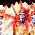 I protagonisti con costumi di scena  da lucertola