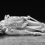Marina Abramovic vestita di scheletro