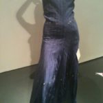 Abito da sera fatto di cravatte