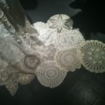 Particolare di abito sposa con centrini