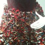 Gonna di avanzi di stoffe montate a rose e cuciti