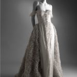 Primavera/Estate 1995 Un romantico abito da sera in seta grigio perla © Museo Virtuale Valentino Garavani