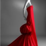 Autunno/Inverno
2002/2003
Romantico abito da sera in taffetà Rosso Valentino © Museo Virtuale Valentino Garavani 