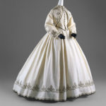 Abito bianco in cotone piqué con ricami neri