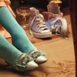 La famosa scena con le Converse azzurre