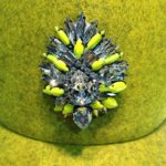 Shourouk spilla su cappellino