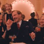 Monsieur Gustave circondato dalle sue ricche amanti