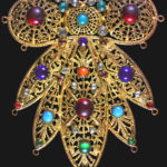 “Perle fra i Monti, Bijoux di Boemia” Museo del Bijoux-Collezione Corbella Pettorale per costume di scena anni ’30 Collezione Corbella ph Giorgio Teruzzi