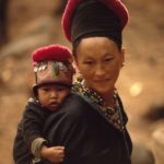 Laos Madre con bambino ph W.E. Garrett 1974