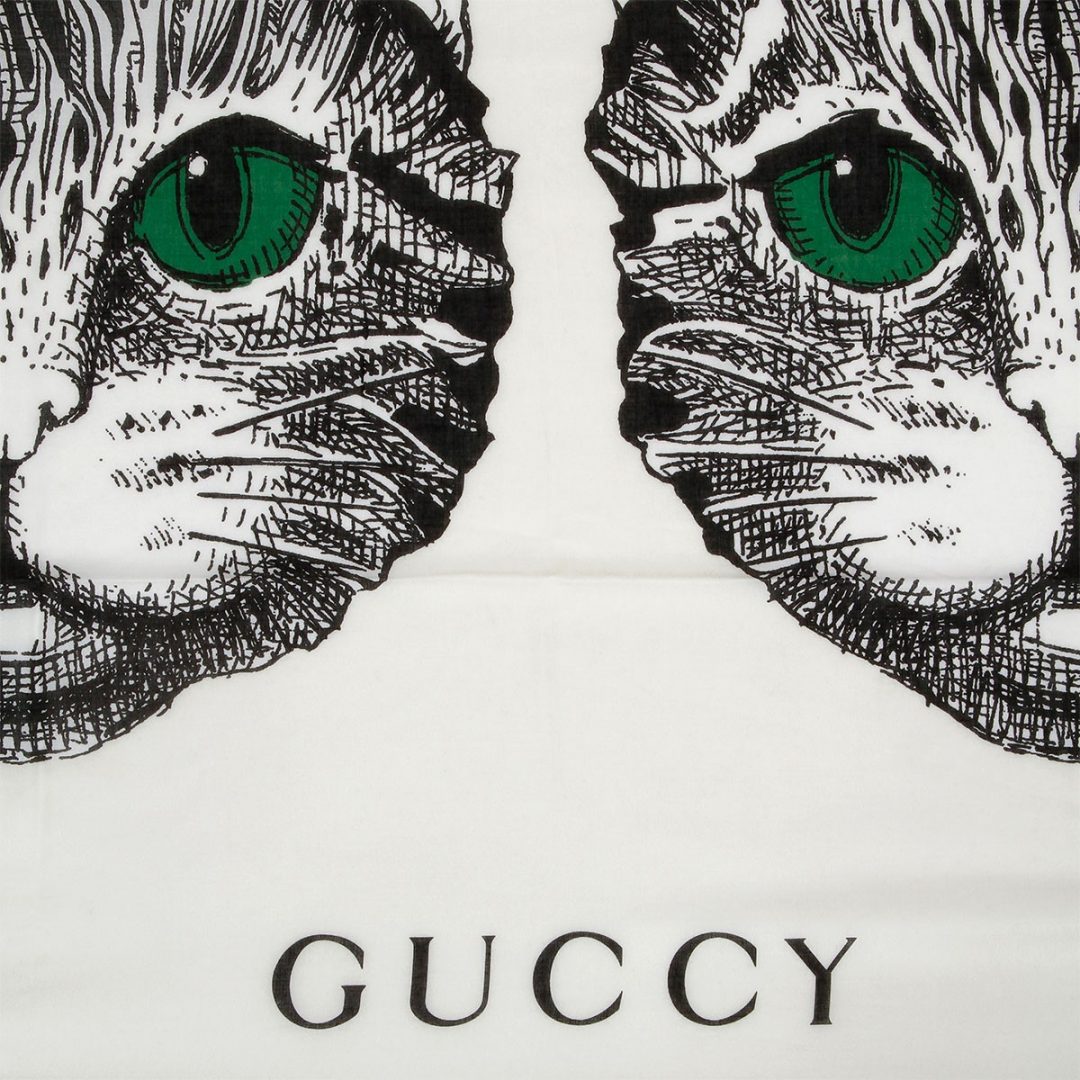 L’outfit più casual e glamour per la prossima estate è GATTO. Si chiama Gucci Mystic Cat ed è la nuova t-shirt griffata Gucci, anzi, Guccy!