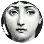 Piatto in ceramica serie "Tema e Variazioni" courtesy Atelier Fornasetti