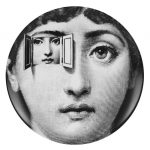 Piatto in ceramica serie "Tema e Variazioni" courtesy Atelier Fornasetti
