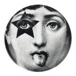 Piatto in ceramica serie "Tema e Variazioni" courtesy Atelier Fornasetti