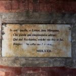 La lapide della fontana dei viandanti ph C. Vannucci