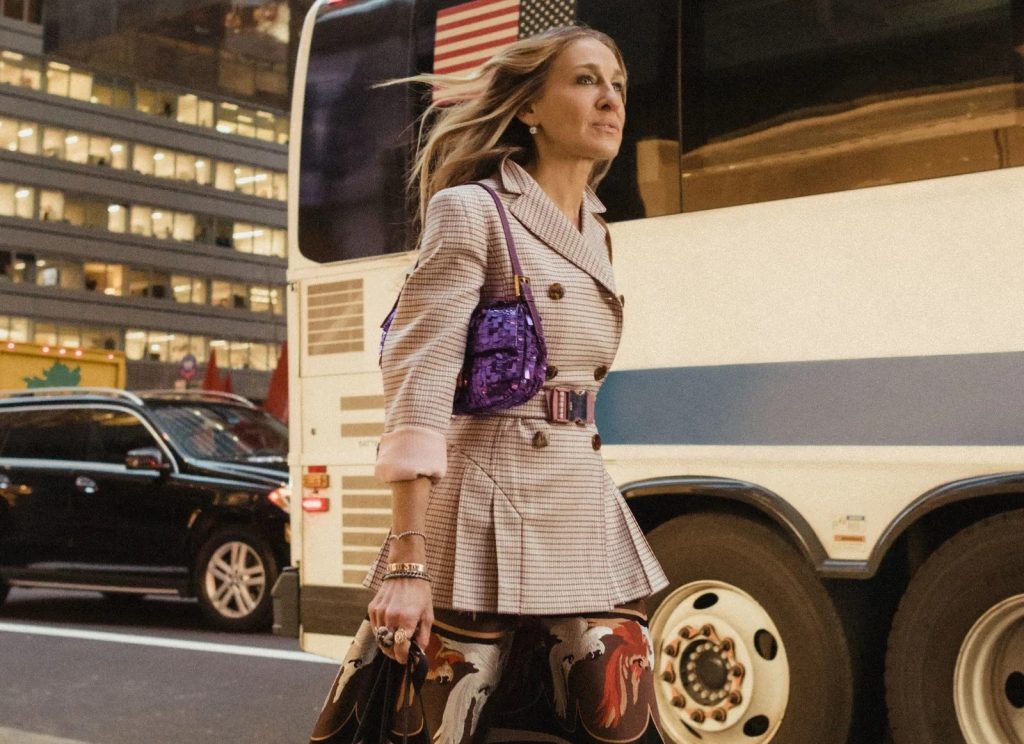 Carrie Bradshaw (Sarah Jessica Parker) - Sex in the city - Fendi Baguette in paillettes viola