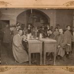 Giuseppe Peruzzi e il suo staff nel laboratorio di argenteria e oreficeria in Borgo San Jacopo a Firenze, 1919. Archivio Fratelli Peruzzi
