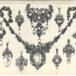 Foto degli anno '30 di gioielli realizzati tra la fine del XIX e il primo trentennio del XX secolo della tipologia conosciuta a Firenze come “Stile Antico”. Archivio Fratelli Peruzzi