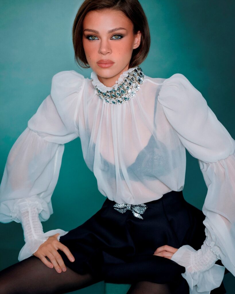 Nicola Peltz per Genny-ADV 2026-27 courtesy Genny